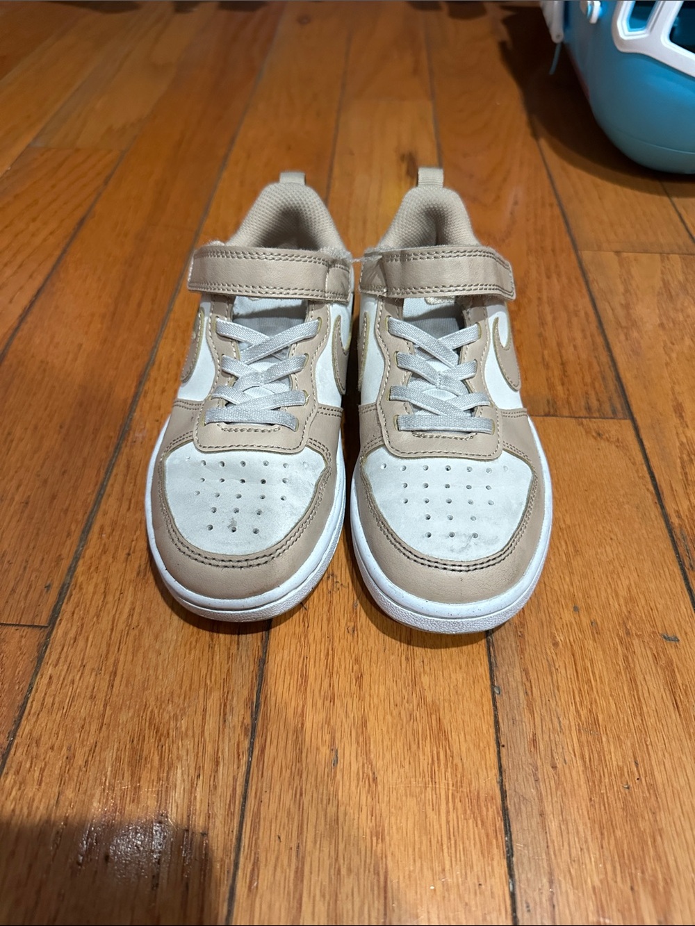 Beige & white Nike Court Borough low kids sneaker